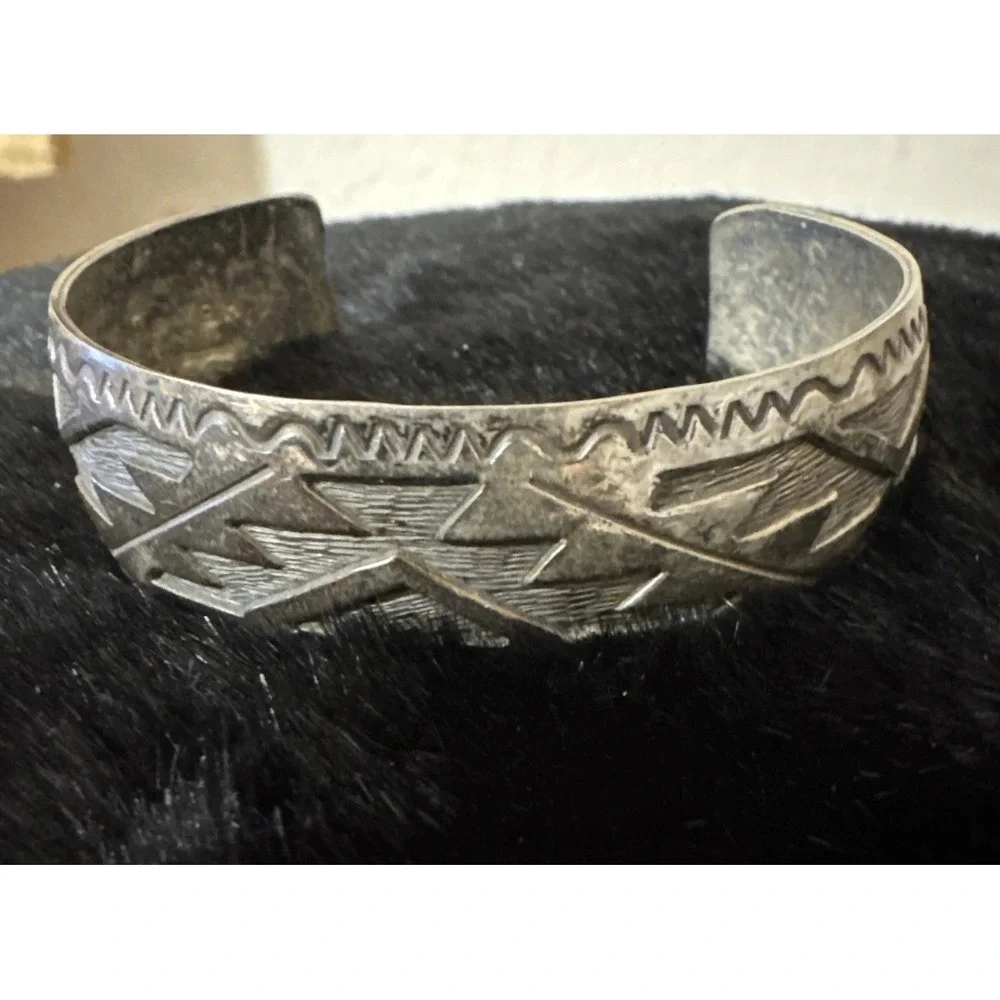 Vintage Navajo cuff Womens sterling silver native American rug pattern signed HB